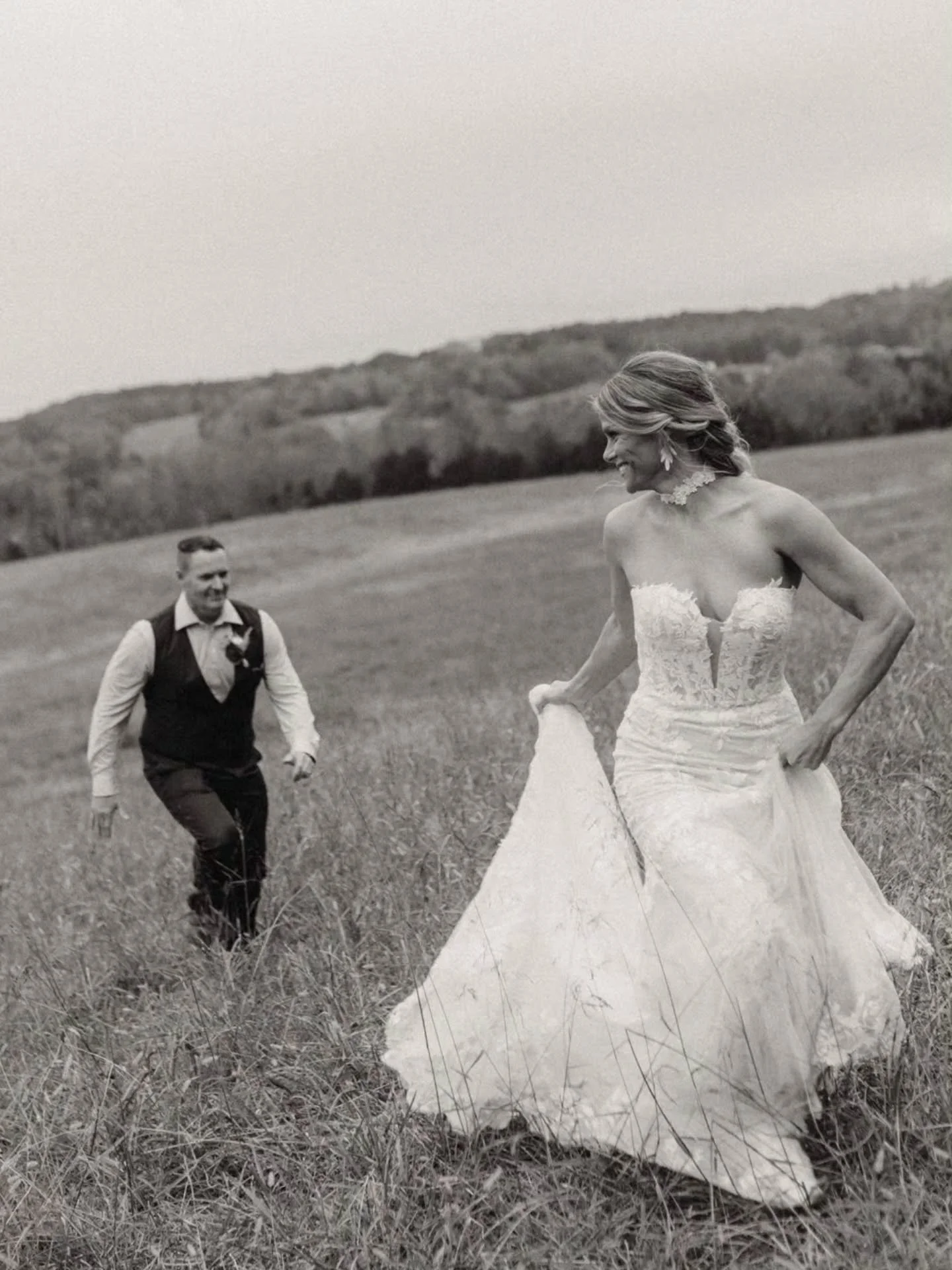 What. A. Day. 🍂🤍
These two chose a cozy micro wedding with their closest, most special people and it made the whole day feel even more meaningful. From the quiet moments by the fountain to running through the fields surrounded by peak fall colors&h