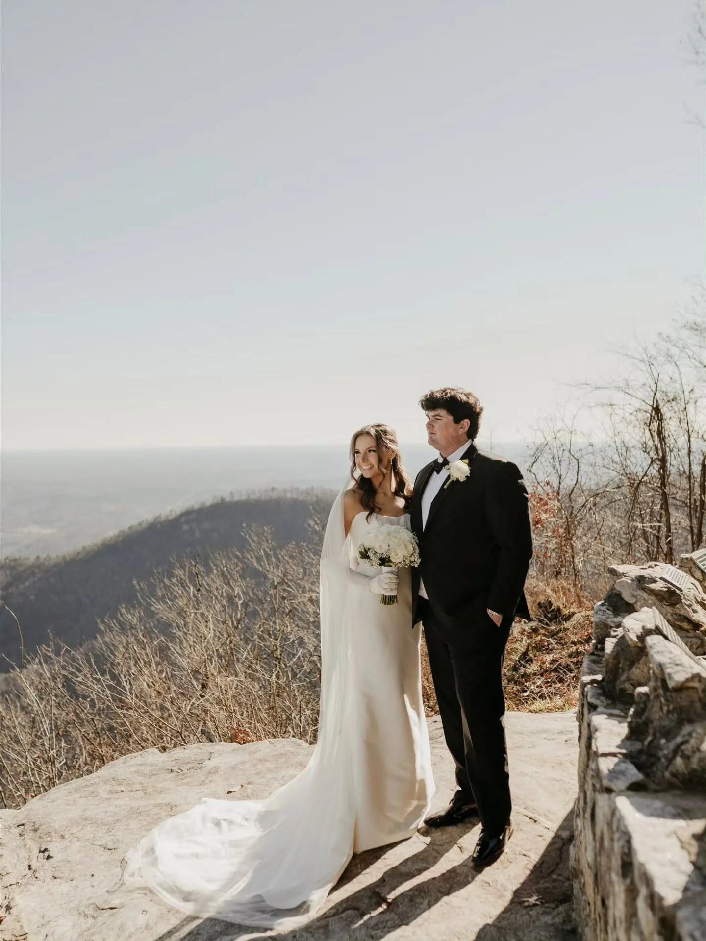 Getting married at Pretty Place Chapel truly feels like standing in the sky. 🤍
Surrounded by sweeping mountain views and endless clouds, this sweet couple said I do on a beautiful winter day, and it was nothing short of breathtaking.
I absolutely lo