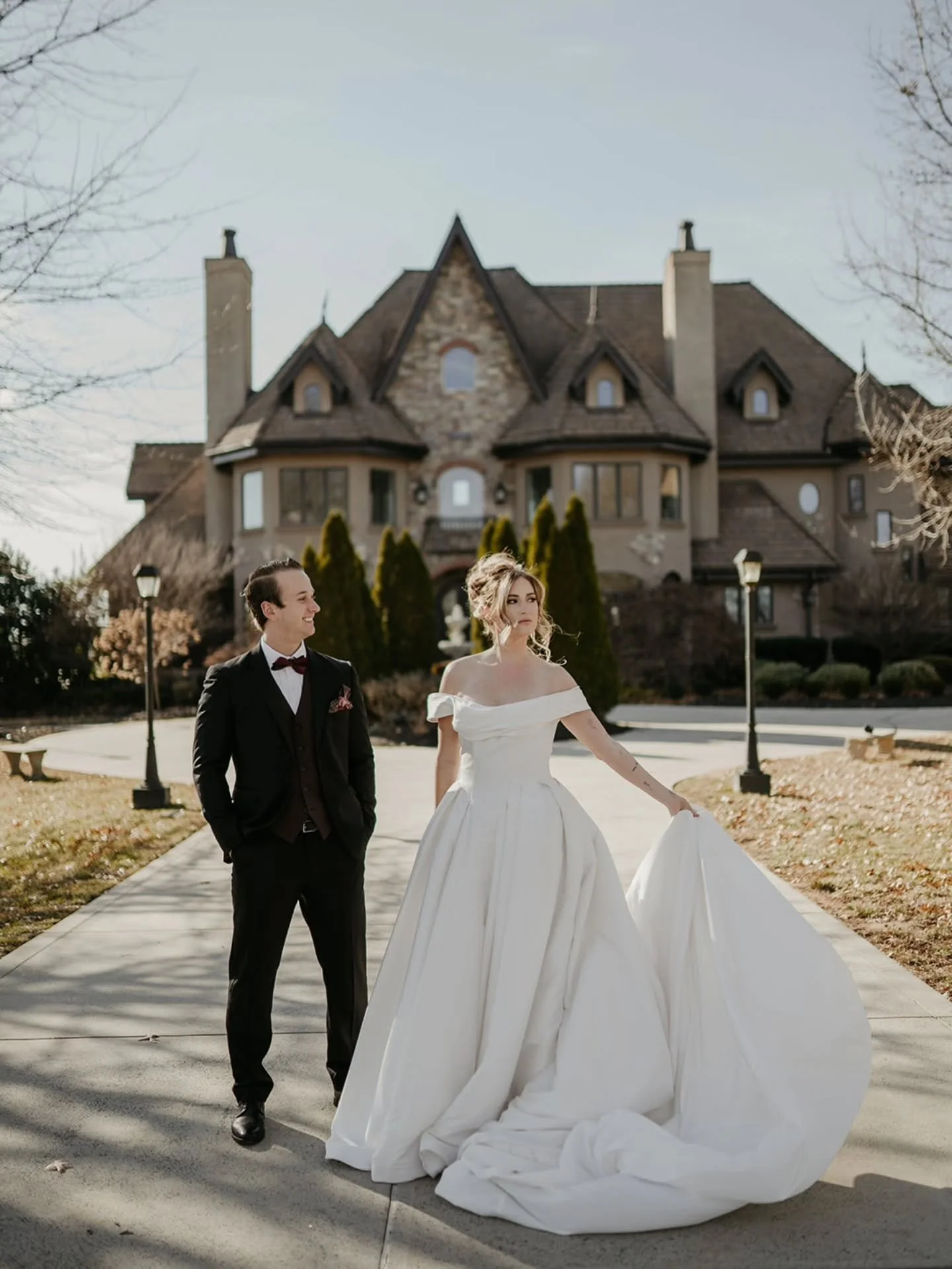 Golden light, cozy vibes, and two people completely in love 🤍
This portrait session at Sunset Ridge Estate felt so natural and effortless&mdash;lots of laughter, sweet in-between moments, and just enjoying being together. These are the kinds of phot