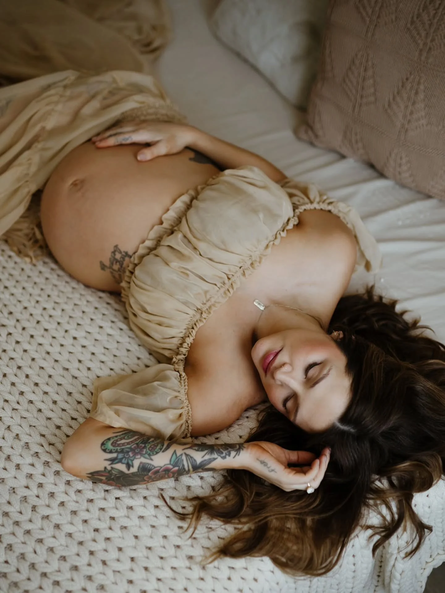 Soft light. Bare moments. A love already so deep. ✨

#charlottefamilyphotographer #charlottematernityphotographer #charlottefamilyphotos #cltphotographer #cltstudiophotography