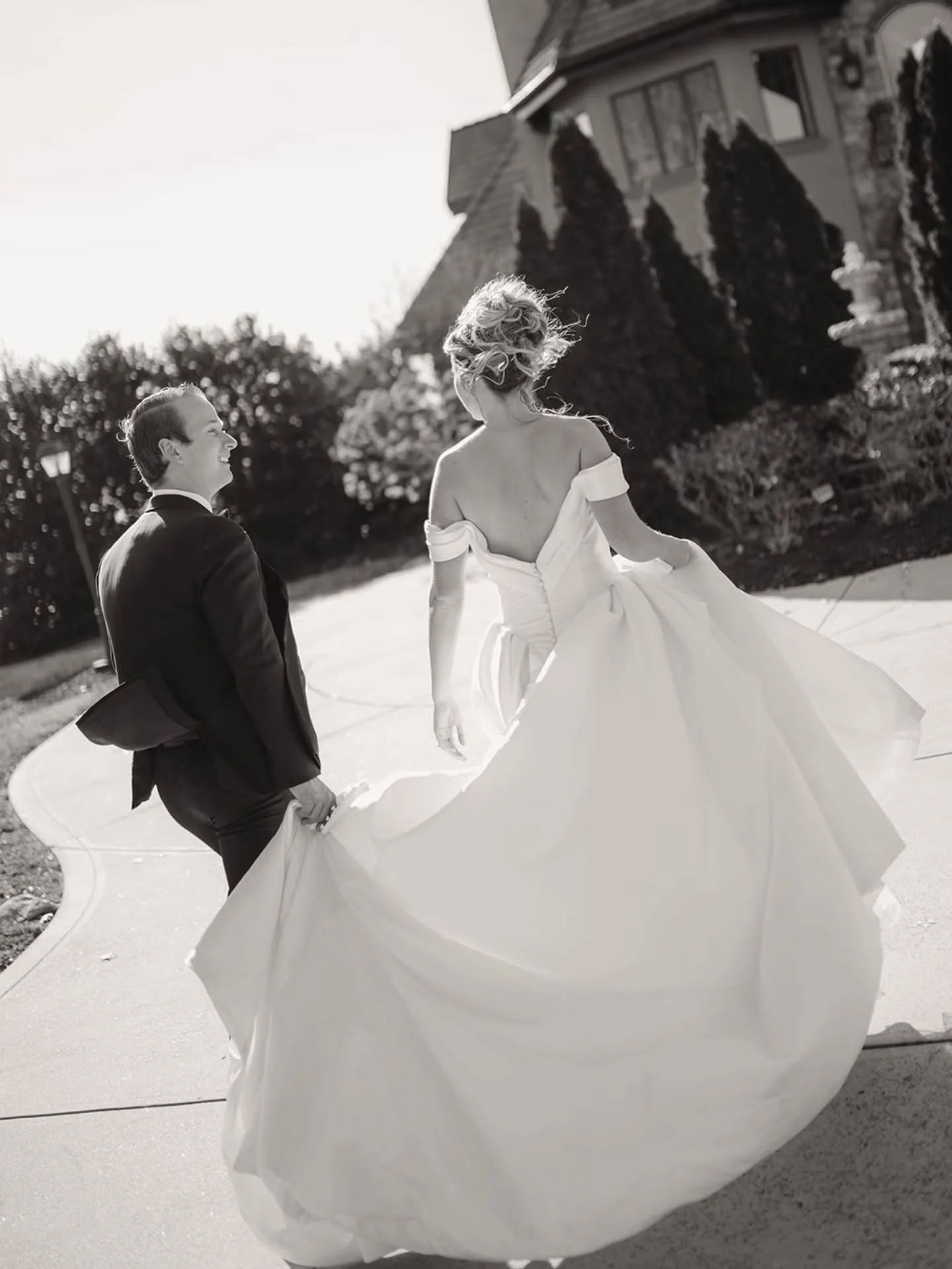 Years from now, when trends fade and colors shift, these are the images that will still feel just as powerful 🤍

Venuue- @sunsetridgeestate
Videographer- @caralee_videography
Content Creator- @unionhousebts
Planner/Designer- @craftedcharmweddingplan