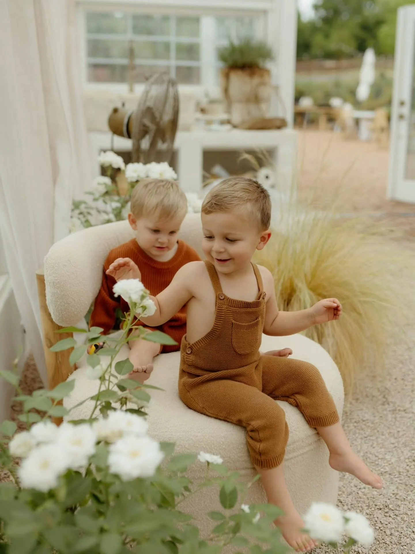 Motherhood sessions with little ones are never perfectly posed&hellip; and honestly, that&rsquo;s what makes them so beautiful. 🤍
This greenhouse session was full of giggles, running barefoot through the pathways, chasing babies around plants, and s