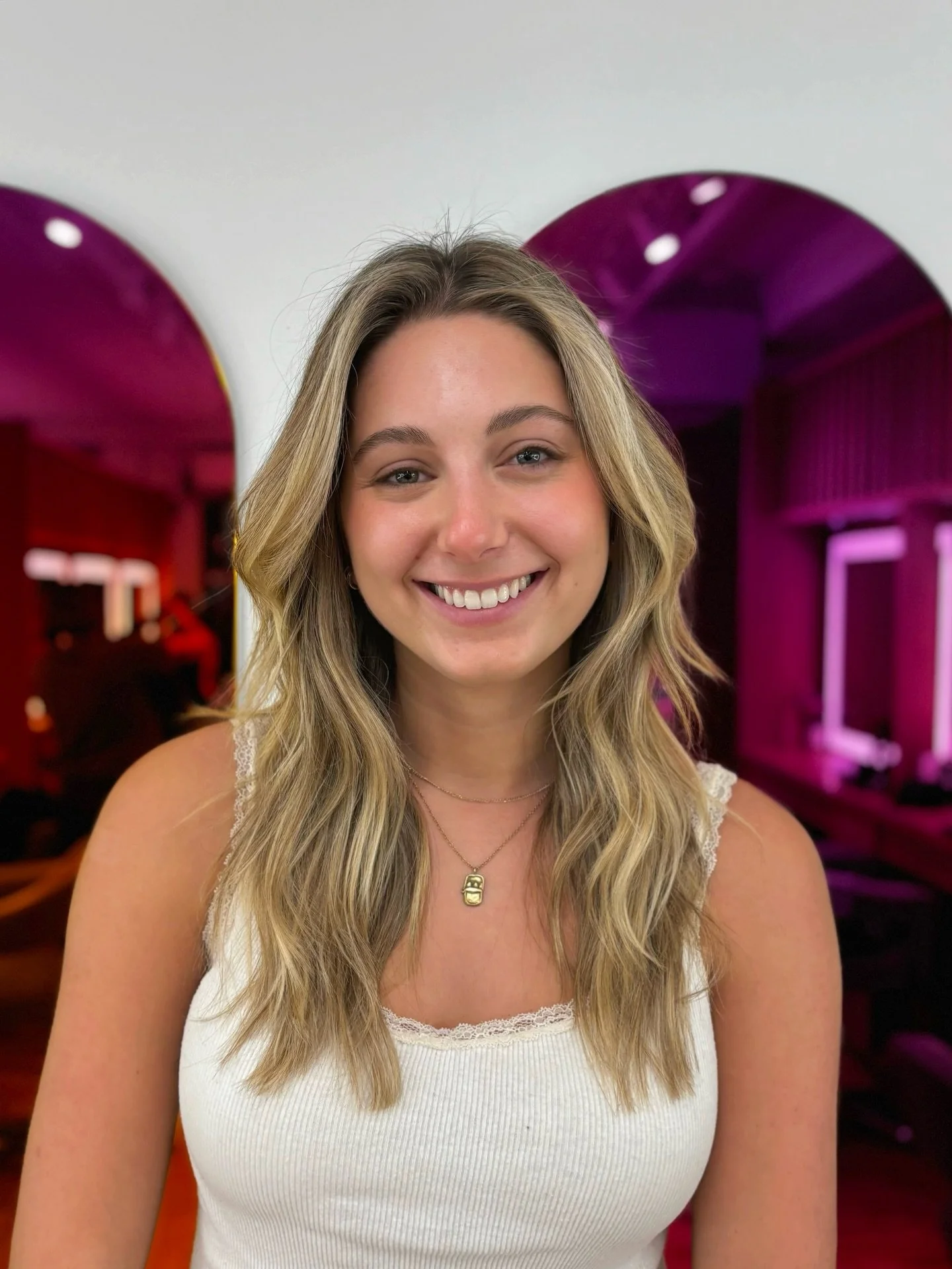 Buttery blonde by Kristen @kristenarraianohair meets Tom @tommitagliati&rsquo;s refined haircut for a polished look that transitions beautifully through winter. 

#nychairsalon #nycblonde #nychighlights #nychairstylist #chelseasalon