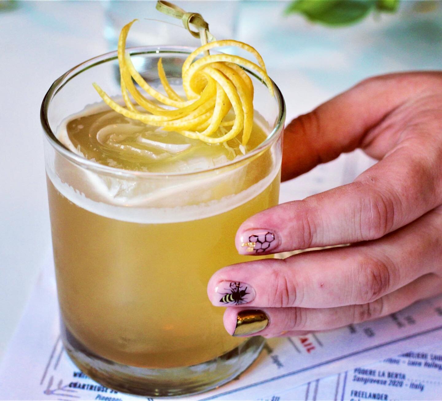 THE HUNNYBEE 🐝
Welcome September&rsquo;s Gin of the Month Cocktail! Featuring Barr Hill Tom Cat Gin, lemon, honey, &amp; Cocchi Americano #ginofthemonth #honeygin