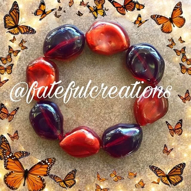 Happy Thursday lovelies! ✨
This beautiful amber bracelet is joining our inventory this week! Hand made with love and stretchy string for a comfortable fit 💕
Pair it with one of our necklaces for a fun night out or a cute dinner date! 
DM us with que