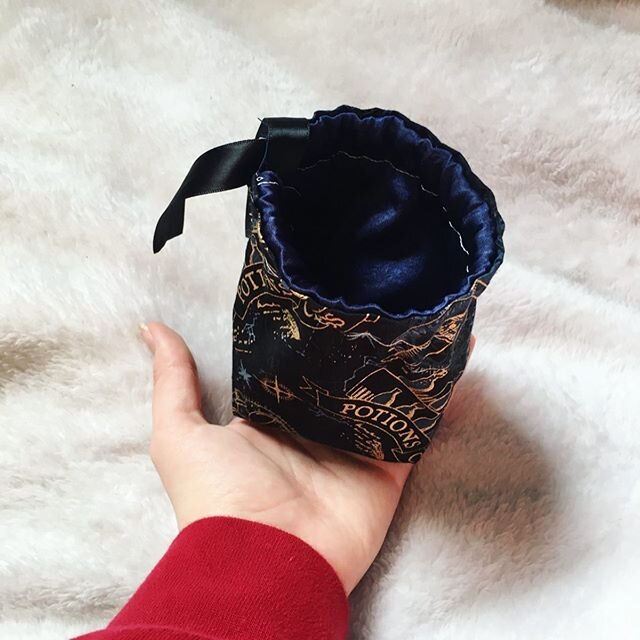 Potions pattern dice bag! 
This was such a fun experiment and I love how it turned out! Definitely going to try using this pattern again with another fabric! 💕 .
.

#harrypotter #hp #dicebag #tabletopgames #dnd #potions #sewing #craft #create #shop 