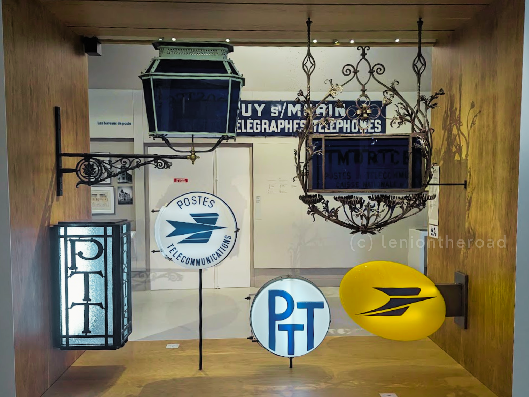 Different La Poste logos over time