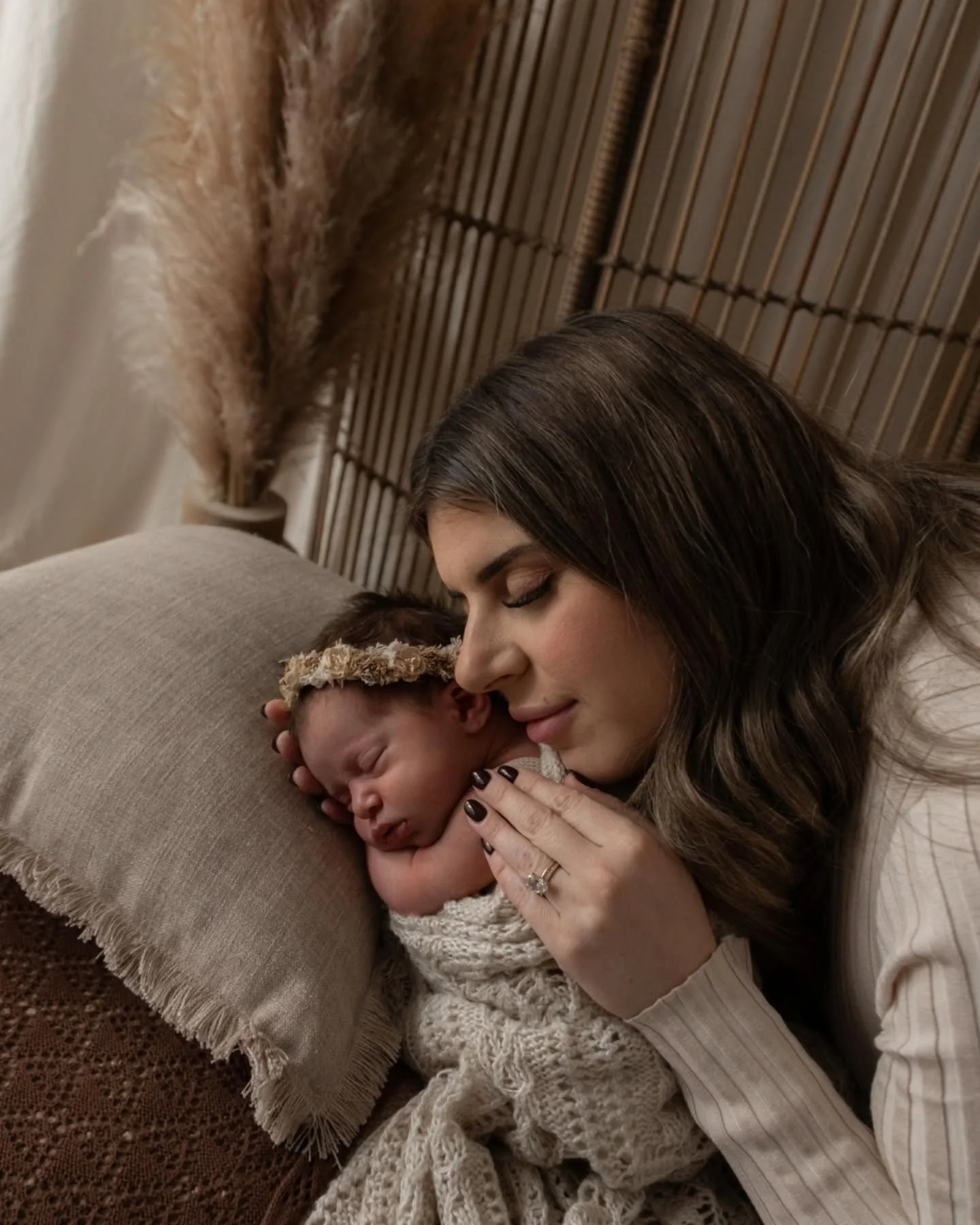 Following Your Baby's Lead ✨️ 

One of the most important parts of my process during your newborn session, is slowing down! 
Babies don't operate on schedules, and neither do I during your session, sometimes the session can take longer or it can be s