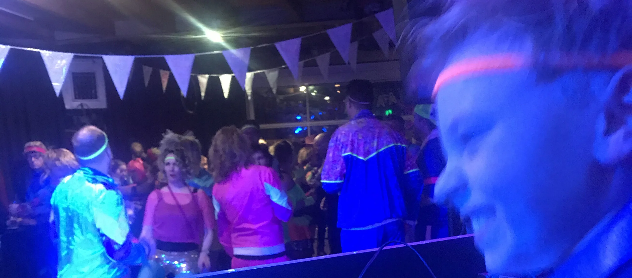 eighties-feest-uitgeest-dj-en-laura-dansen-leuk.jpg