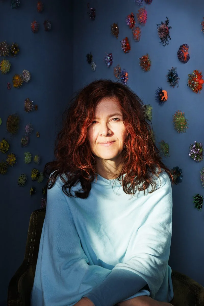 Künstlerportrait Lea Lenhart im inszenierten Raum