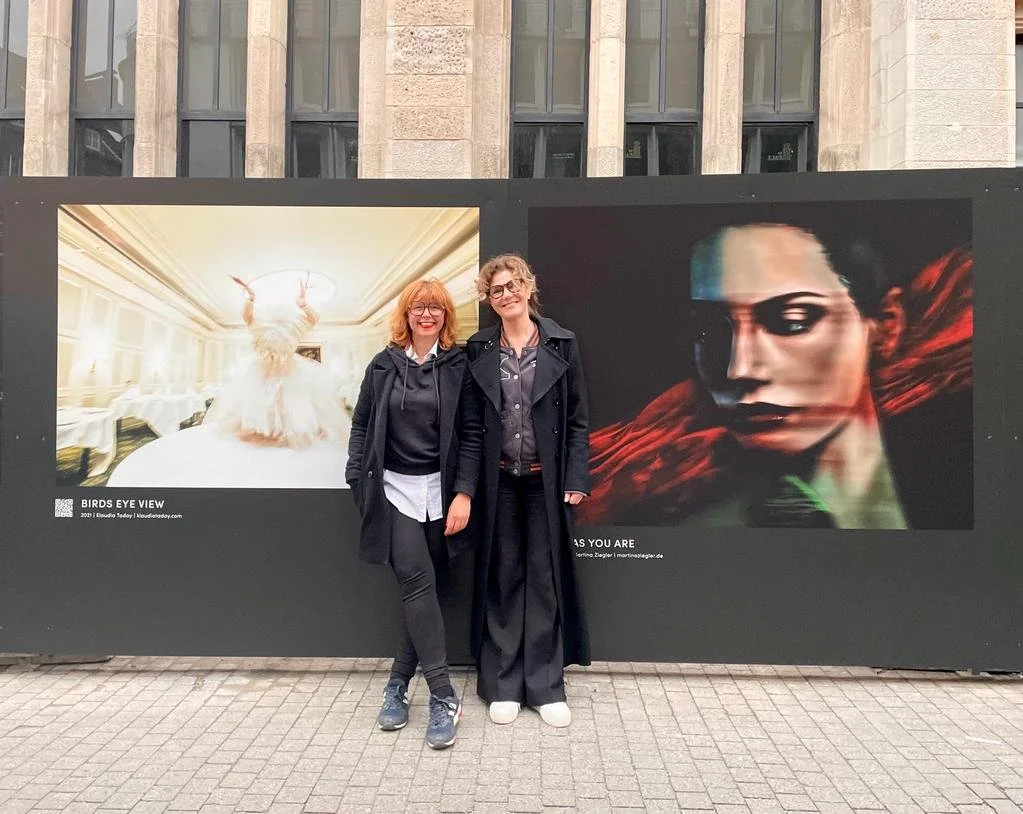 Fotokünstlerin Klaudia Taday bei der Open Space Gallery Düsseldorf. Gruppenausstellung im öffentlichen Raum mit dem Werk „Birds Eye View“ aus der Serie „Birds of Paradise Lost“.