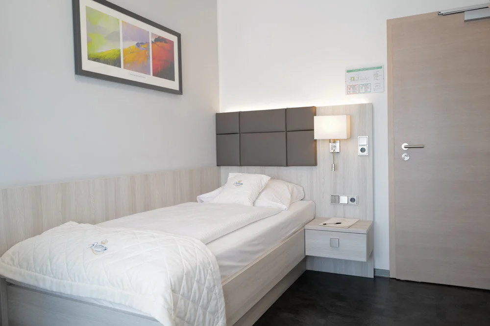 Standard-Einzelzimmer-Bett.jpg