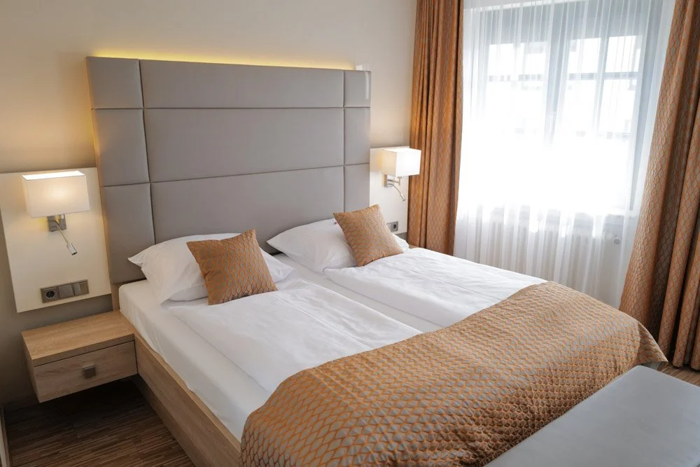 Komfort-Doppelzimmer-Bett-Fenster-beige.jpg