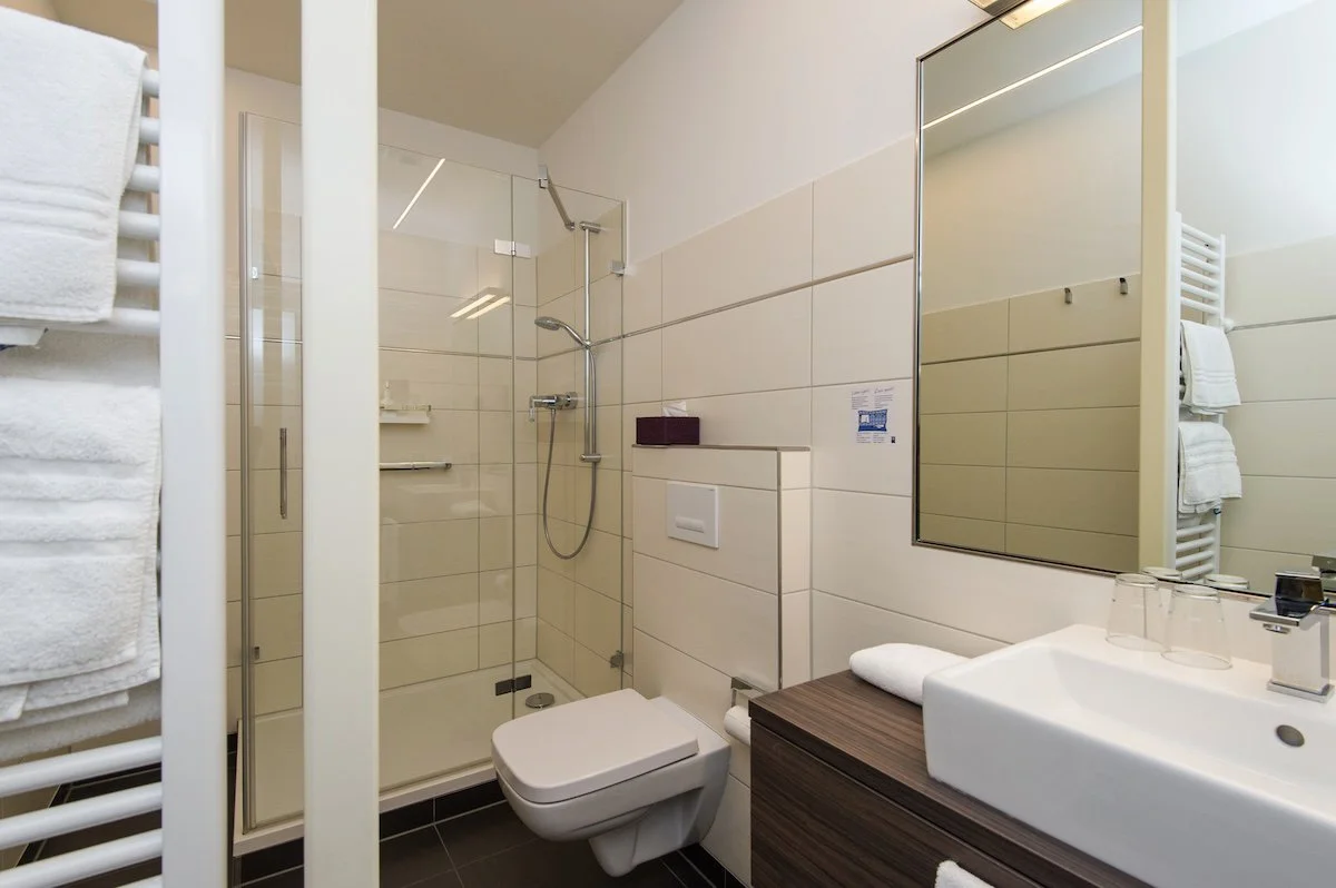 Deluxe-Doppelzimmer-330-Bad.jpg