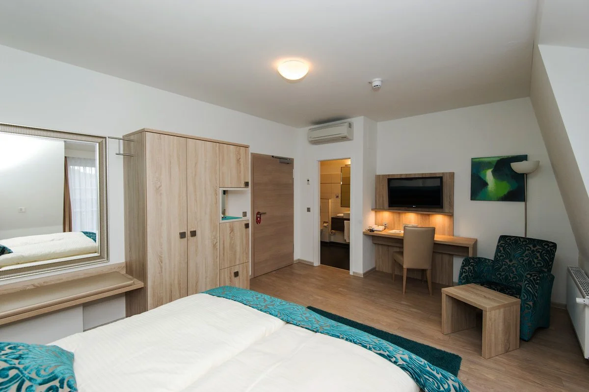 Deluxe-Doppelzimmer-330-Sitzecke.jpg