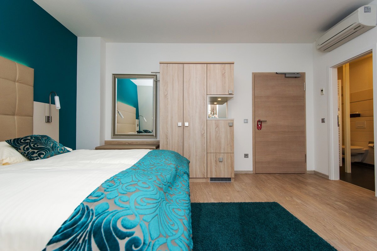 Deluxe-Doppelzimmer-330-Tuer.jpg