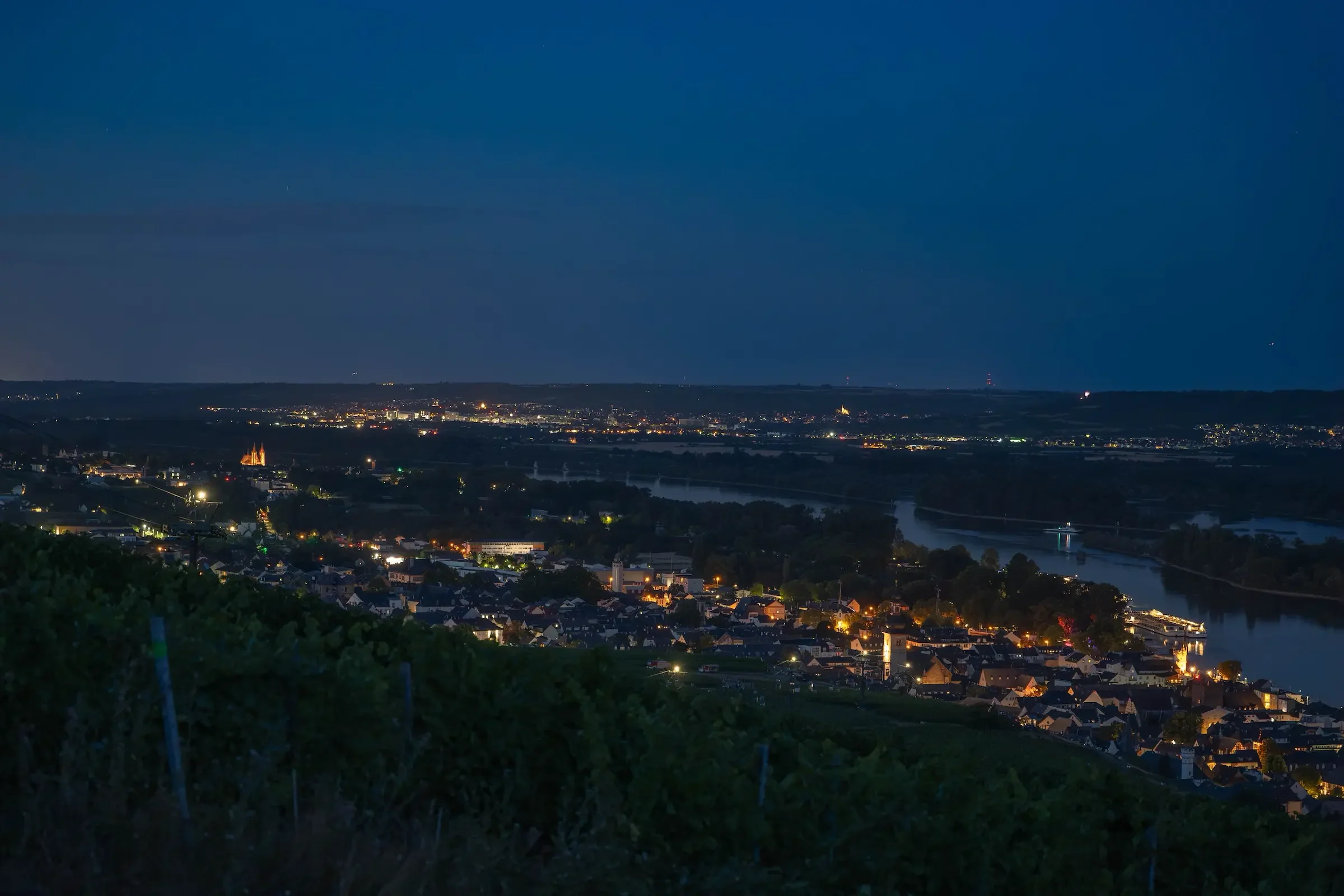 260704_RUED-bei-Nacht.webp