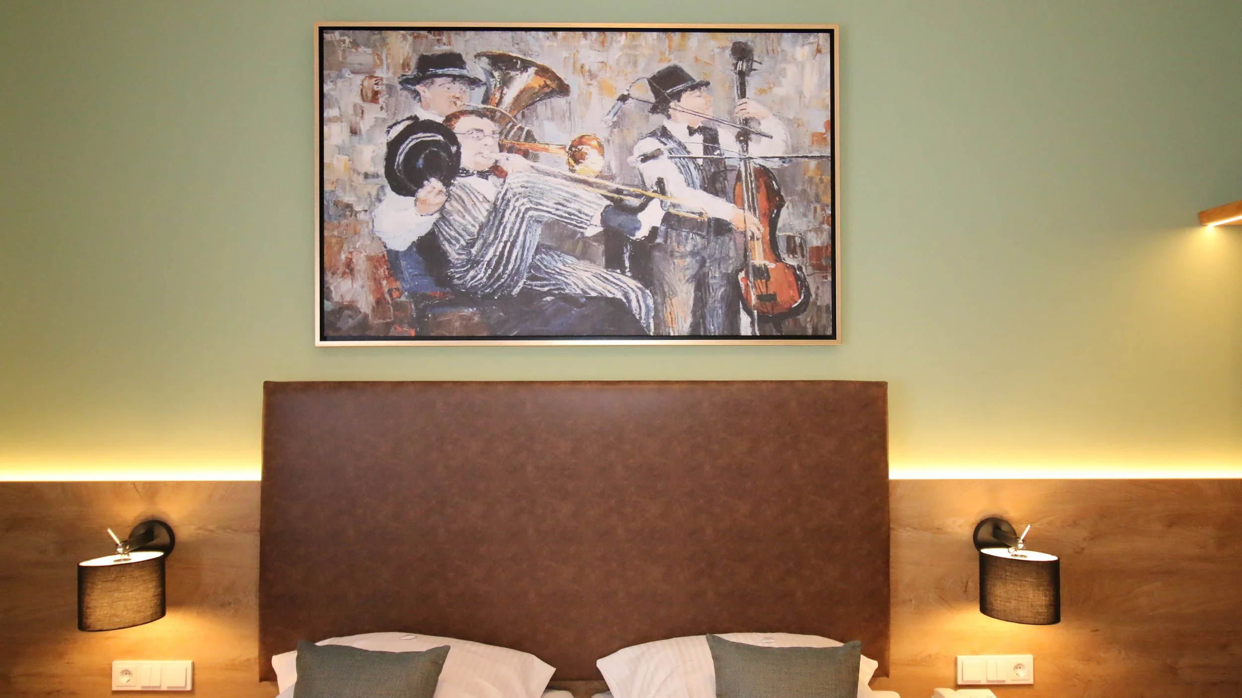 Family Suite-16_9.png