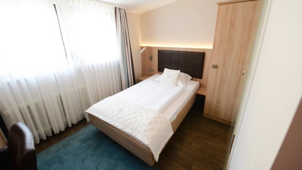 Komfort-Einzelzimmer-Bett.jpg