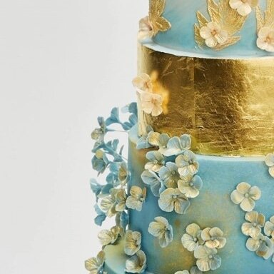 Happy Friday! 

Leaving you all to have a fab weekend with this beauty I created in 2016 with lots of hydrangeas and edible gold leaf. 

#Weddingcake #weddinginsta #weddingideas #weddingstyle #luxuryweddings #weddingdetails #weddinginspiration