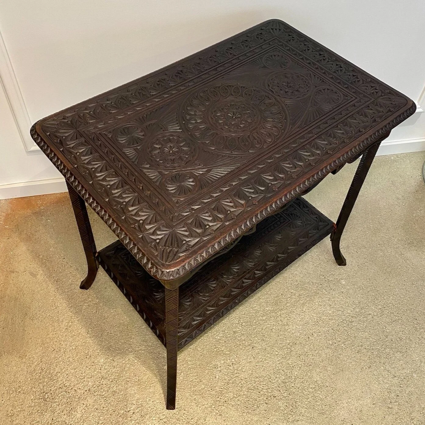 Englischer ‚Chip carved‘ Beistelltisch, ebonisiert und wunderschön geschnitzt auf allen Oberflächen