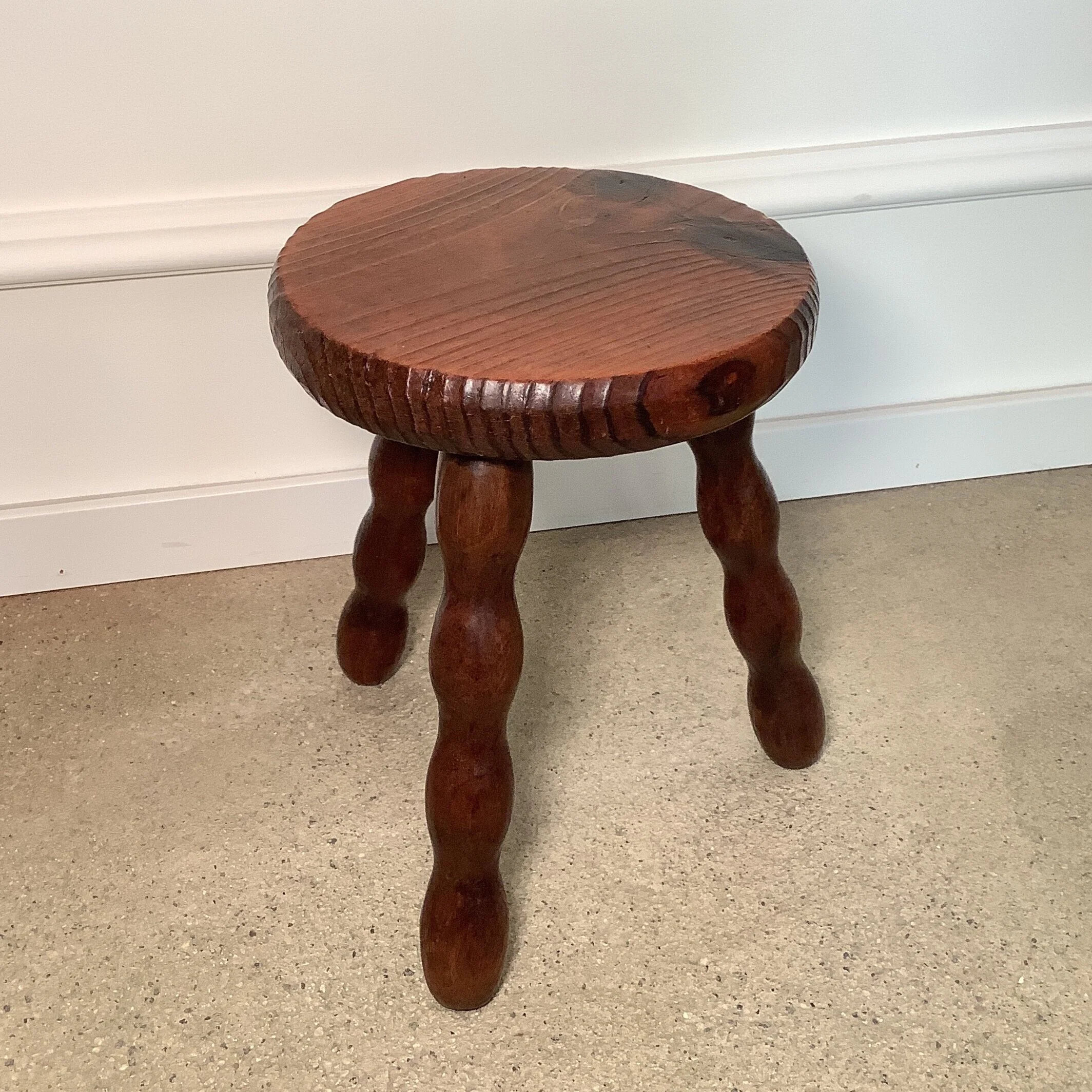 Charmanter, kleiner rustikaler Holzschemel