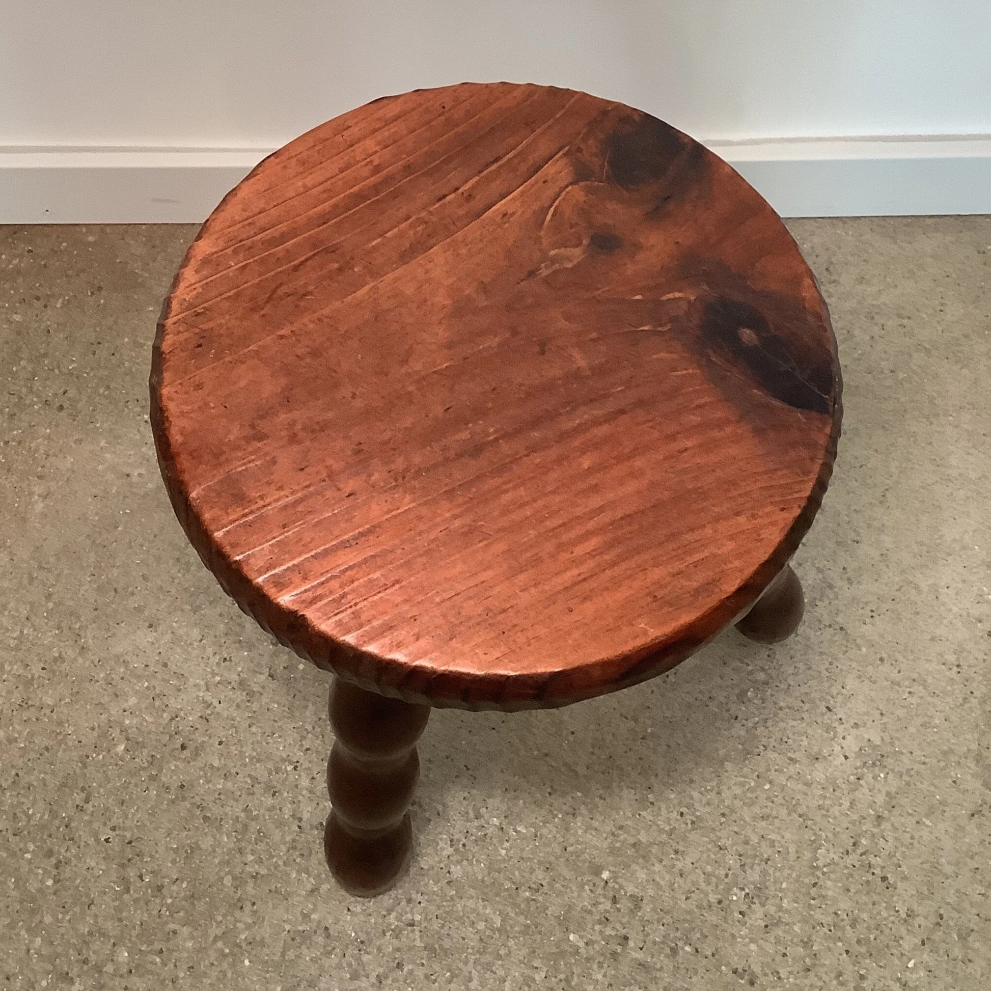 Charmanter, kleiner rustikaler Holzschemel