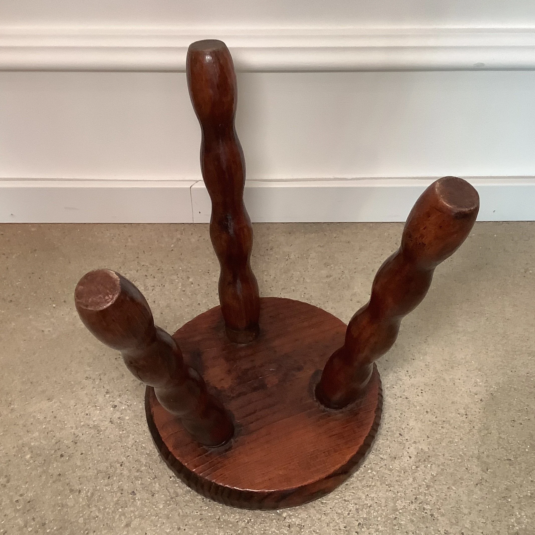 Charmanter, kleiner rustikaler Holzschemel