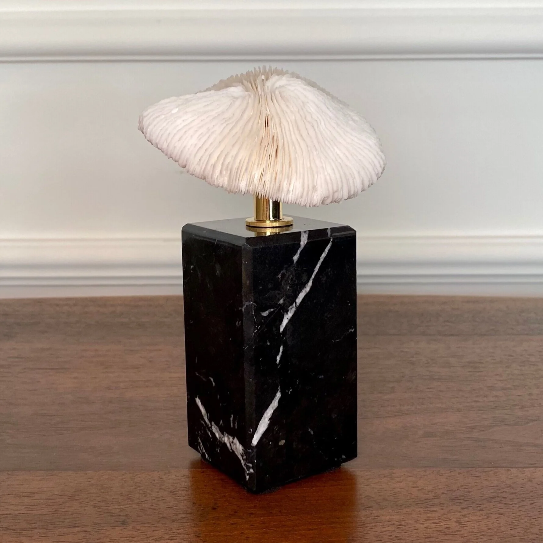 vintage Mushroom Koralle auf Marmorsockel