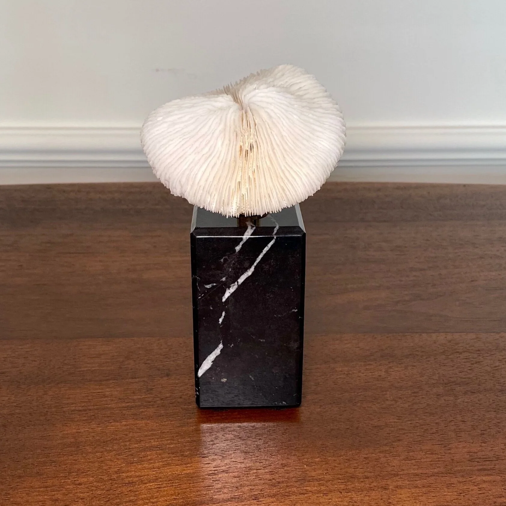 vintage Mushroom Koralle auf Marmorsockel
