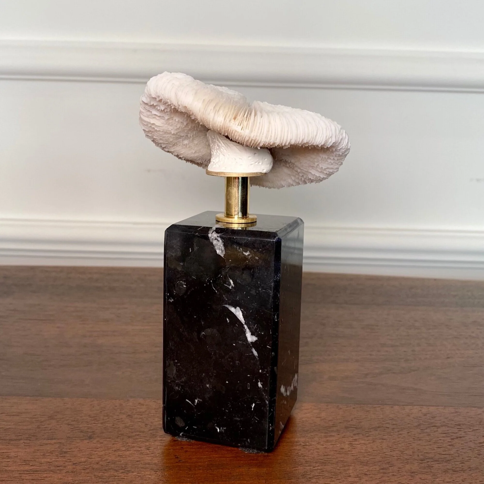 vintage Mushroom Koralle auf Marmorsockel