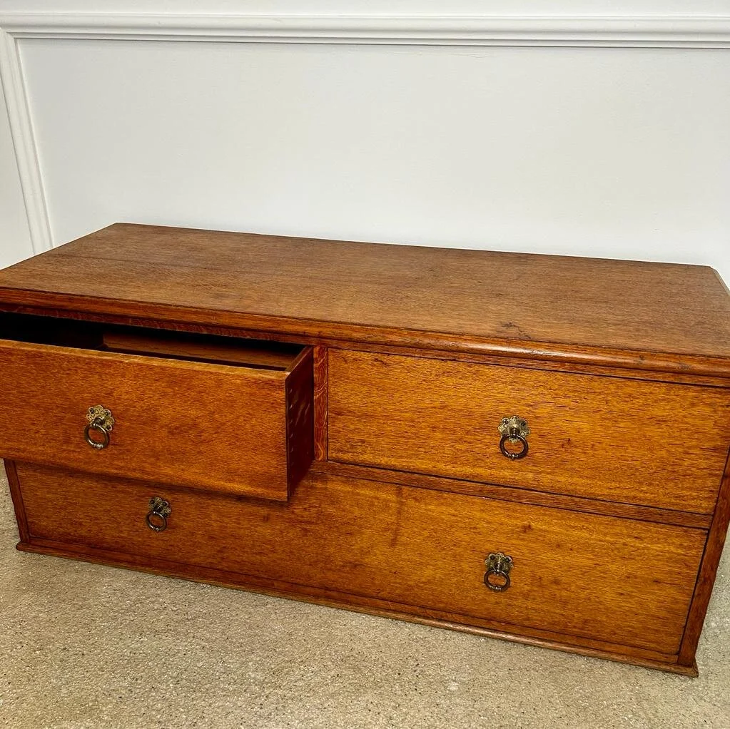 antike niedrige kommode