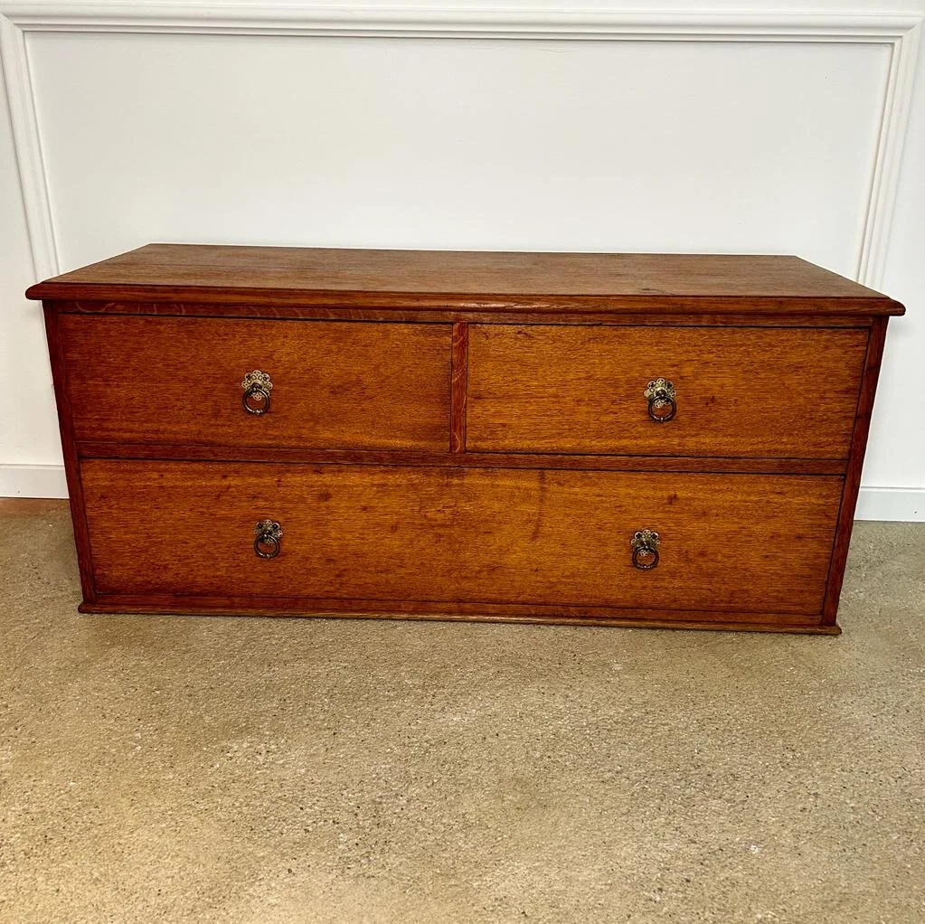 antike niedrige kommode