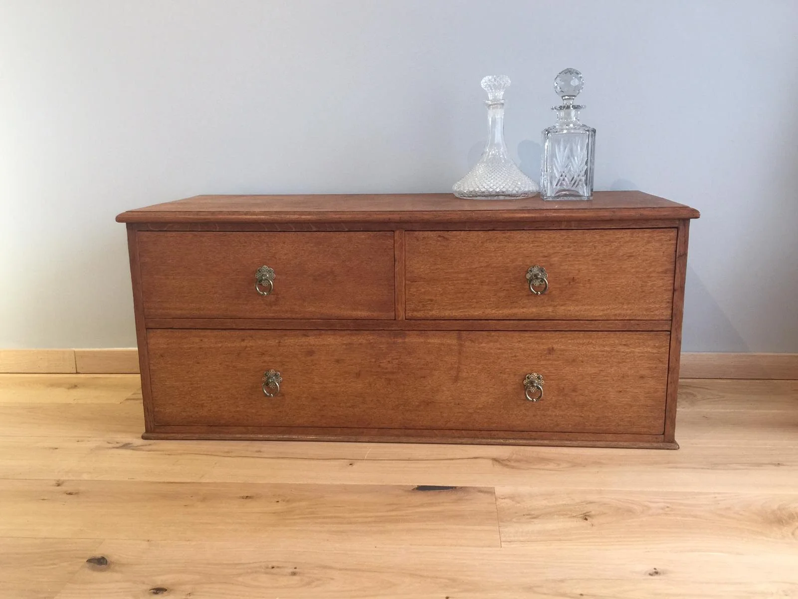 antike niedrige kommode