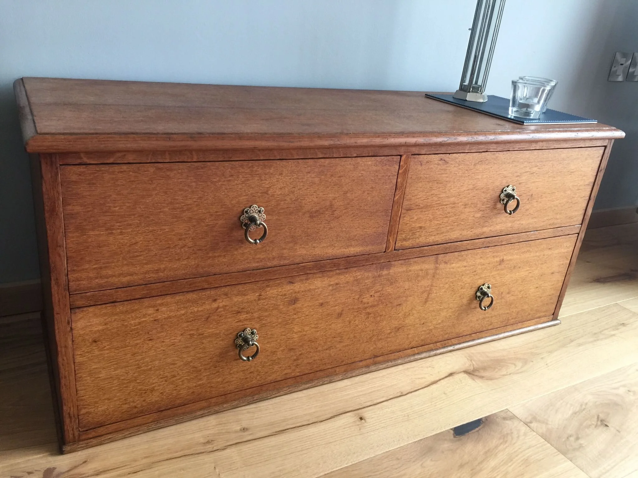 antike niedrige kommode