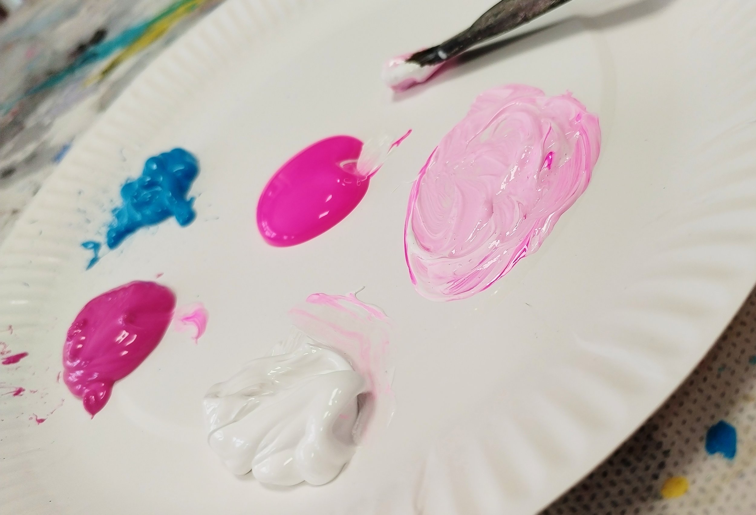 Mischpalette mit Farbklecksen in Magenta, Pink, Weiß, Rosa und Blau