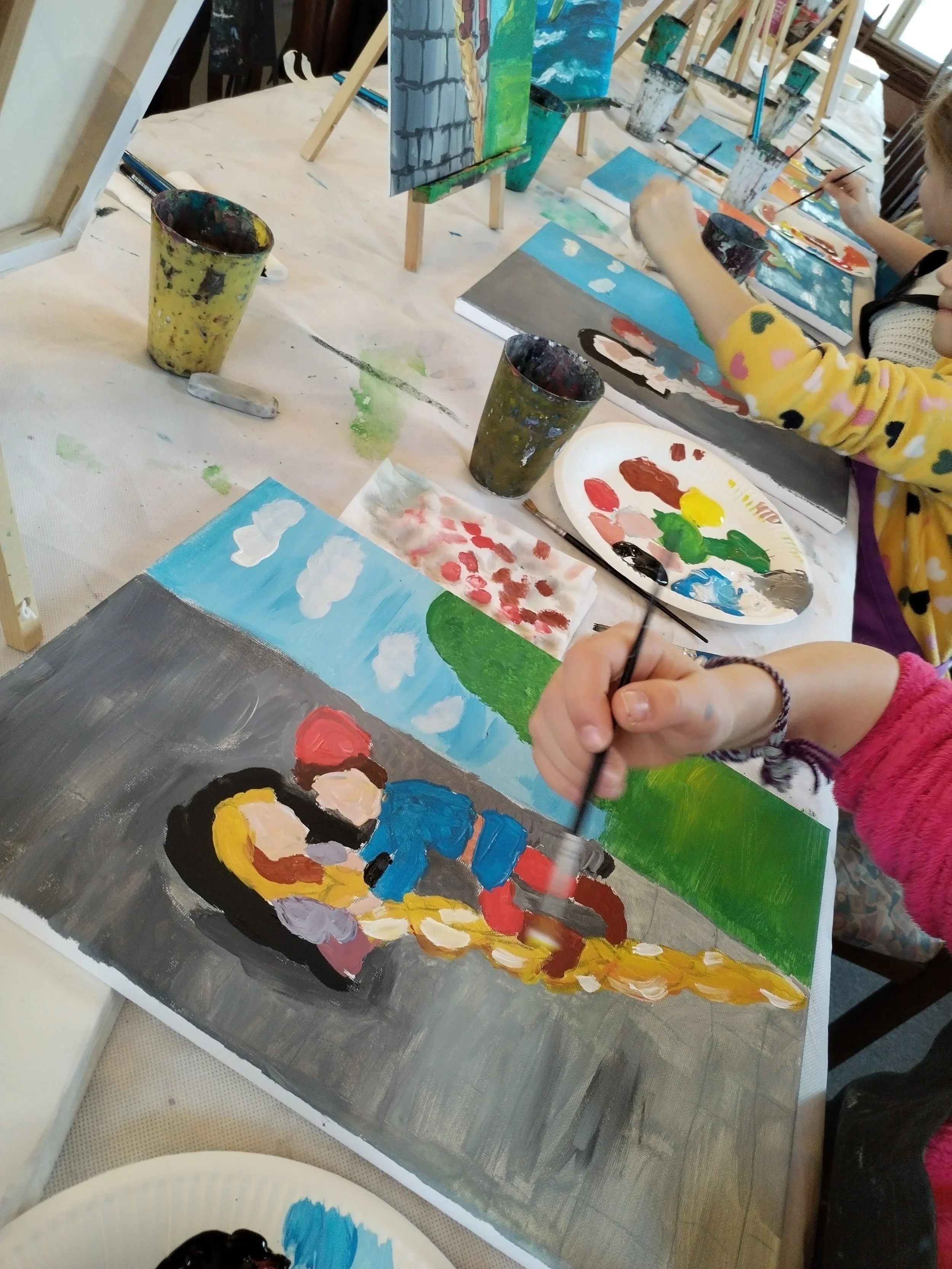 Kreativer Prozess bei Kinderkurs im Atelier R. Schwarz