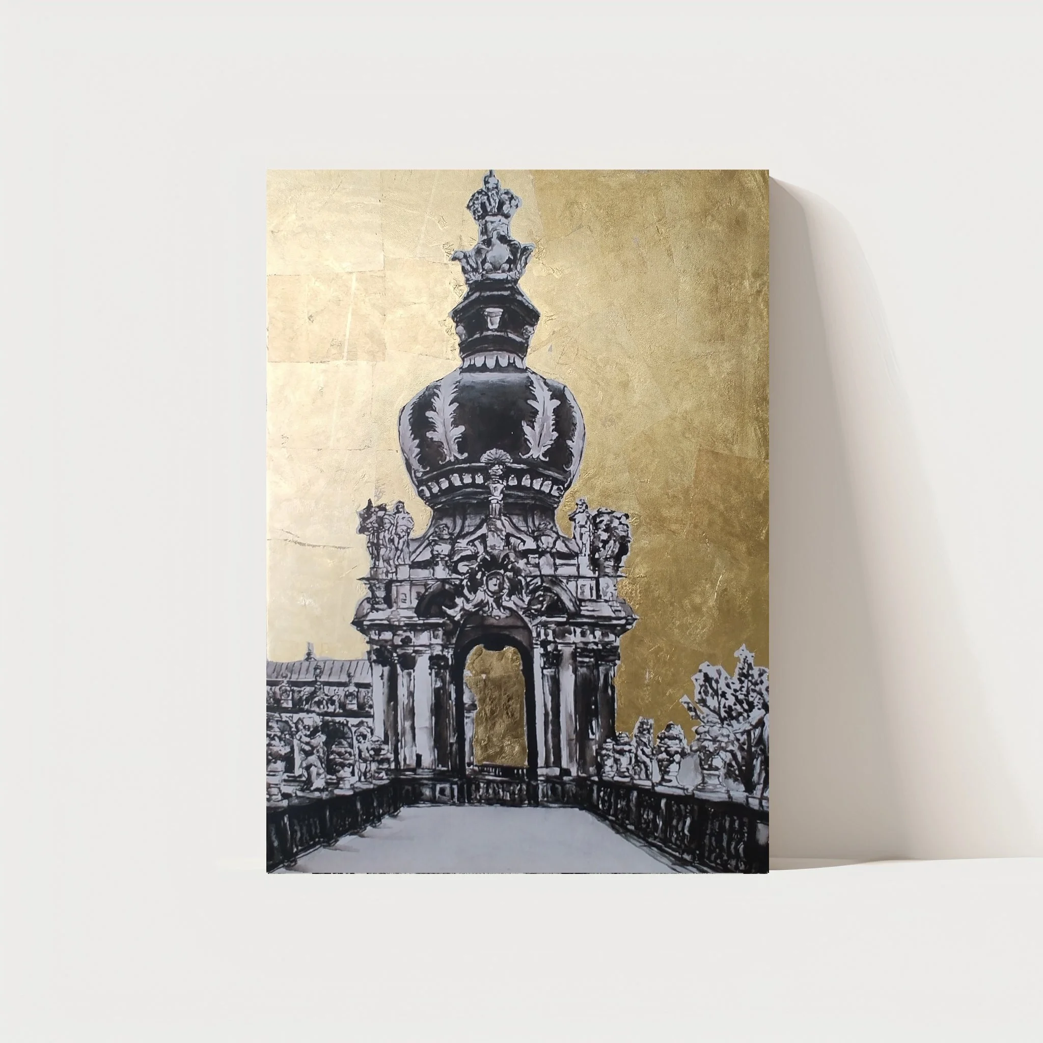 Schwarzweißbild des Zwingers in Dresden, mit vergoldetem Hintergrund