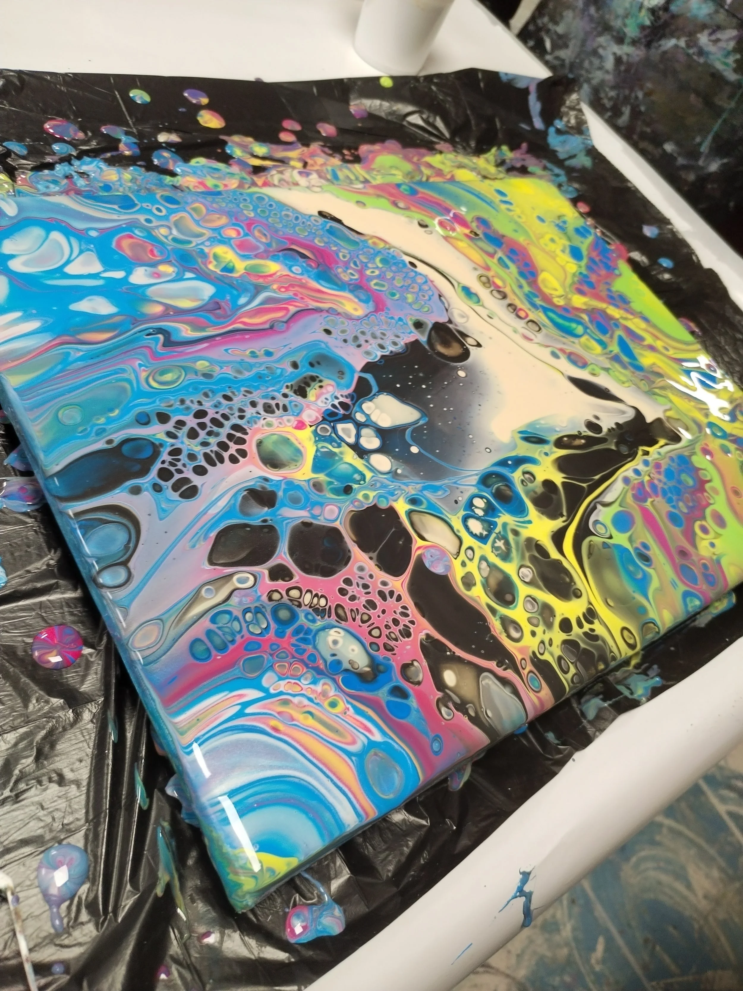 Nachmittags-Acryl-Pouring-Kurs am 17.10.2026, 15 Uhr