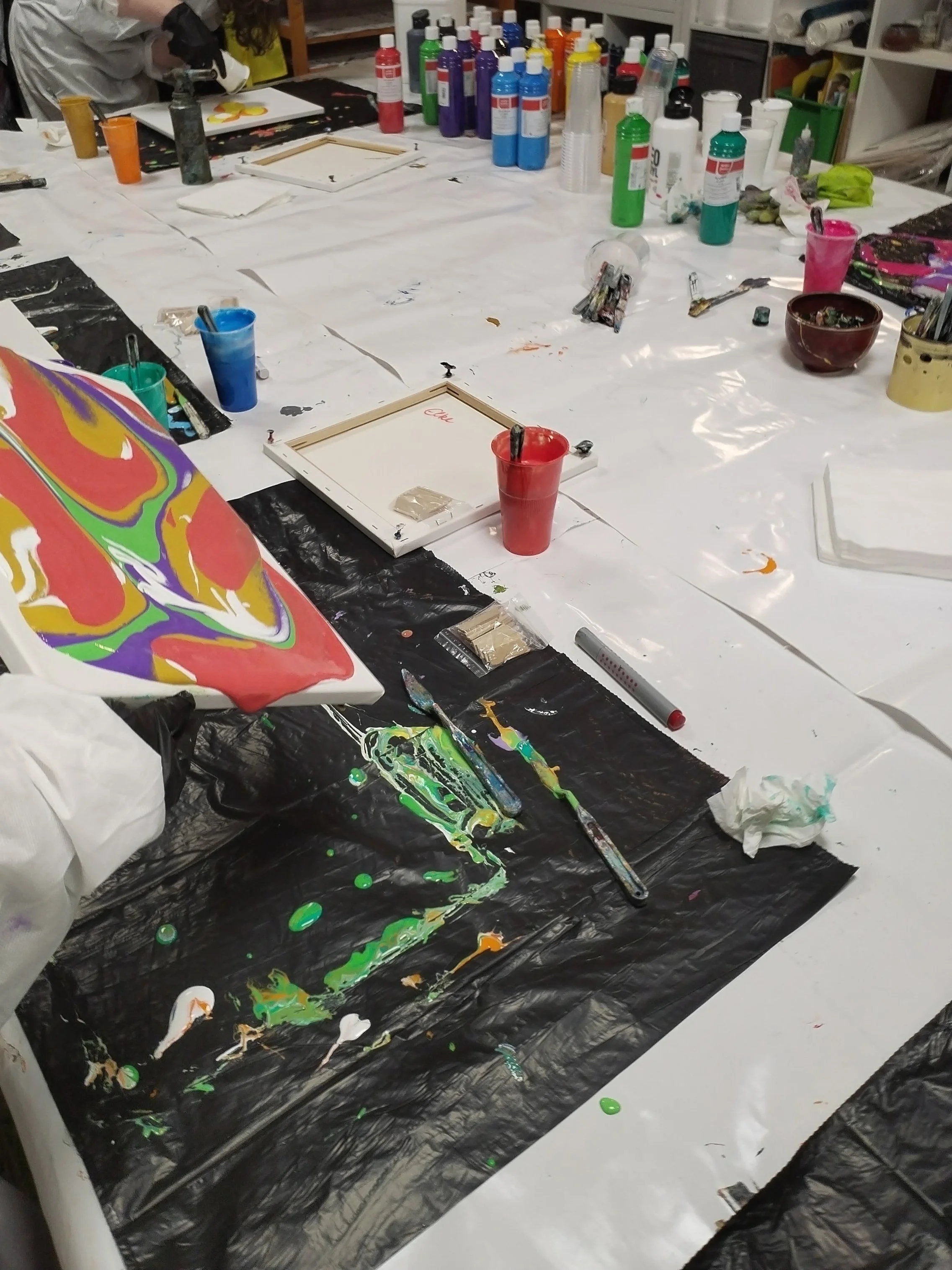 Aufnhame einer Gießtechnik aus einem Acrylpouringkurs in Dresden