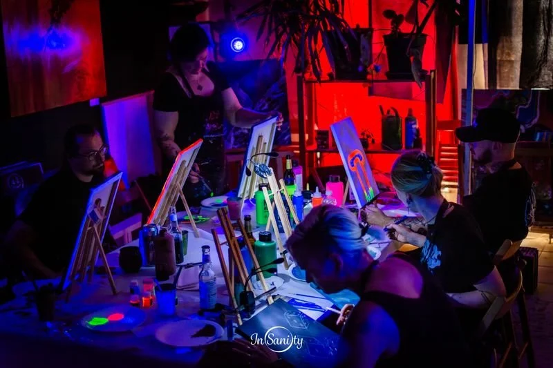 Schwarzlichtmalen im Atelier in Dresden