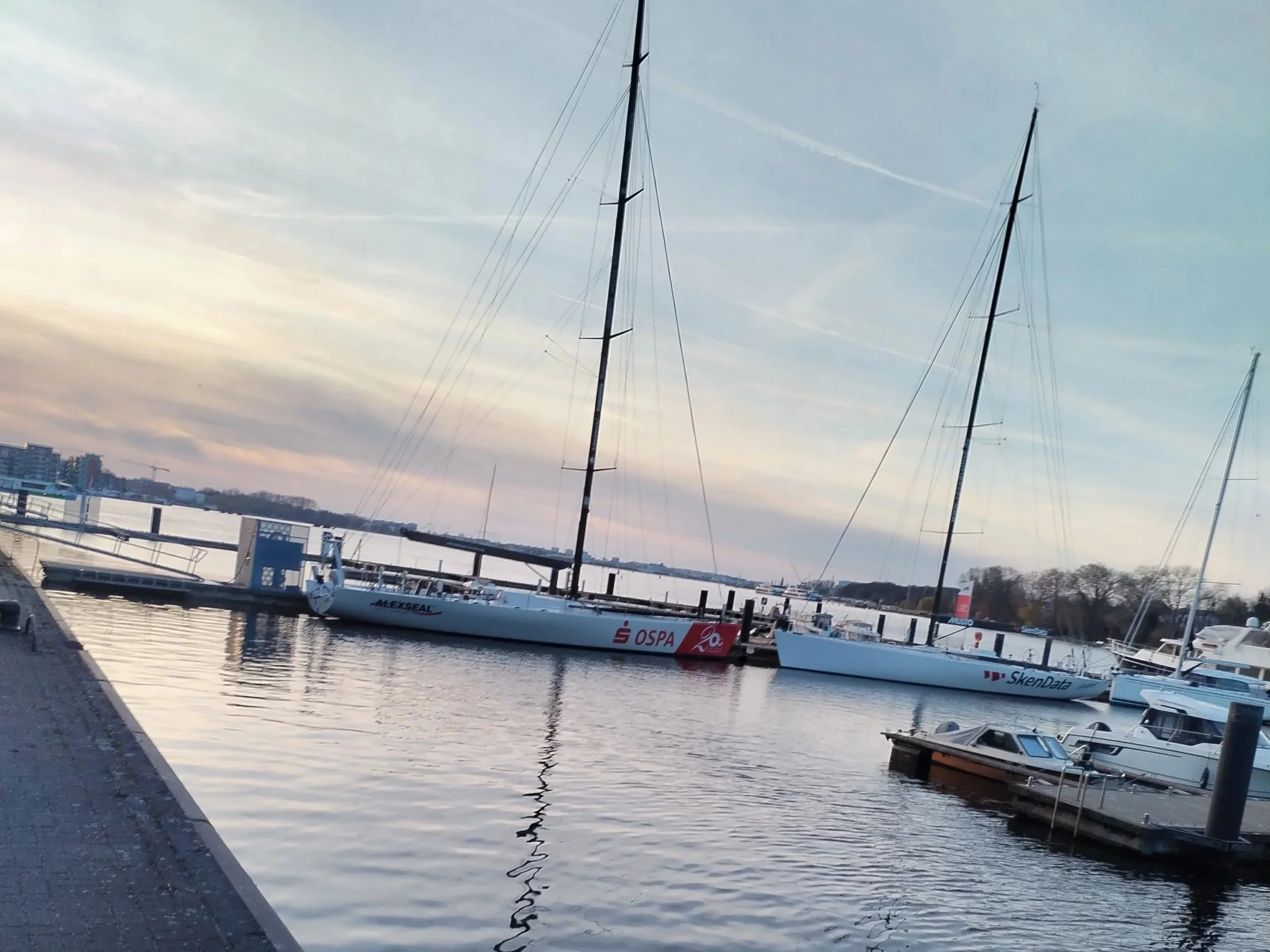 Hafenaussicht von Rostock, mit Boten im Sonnenuntergang