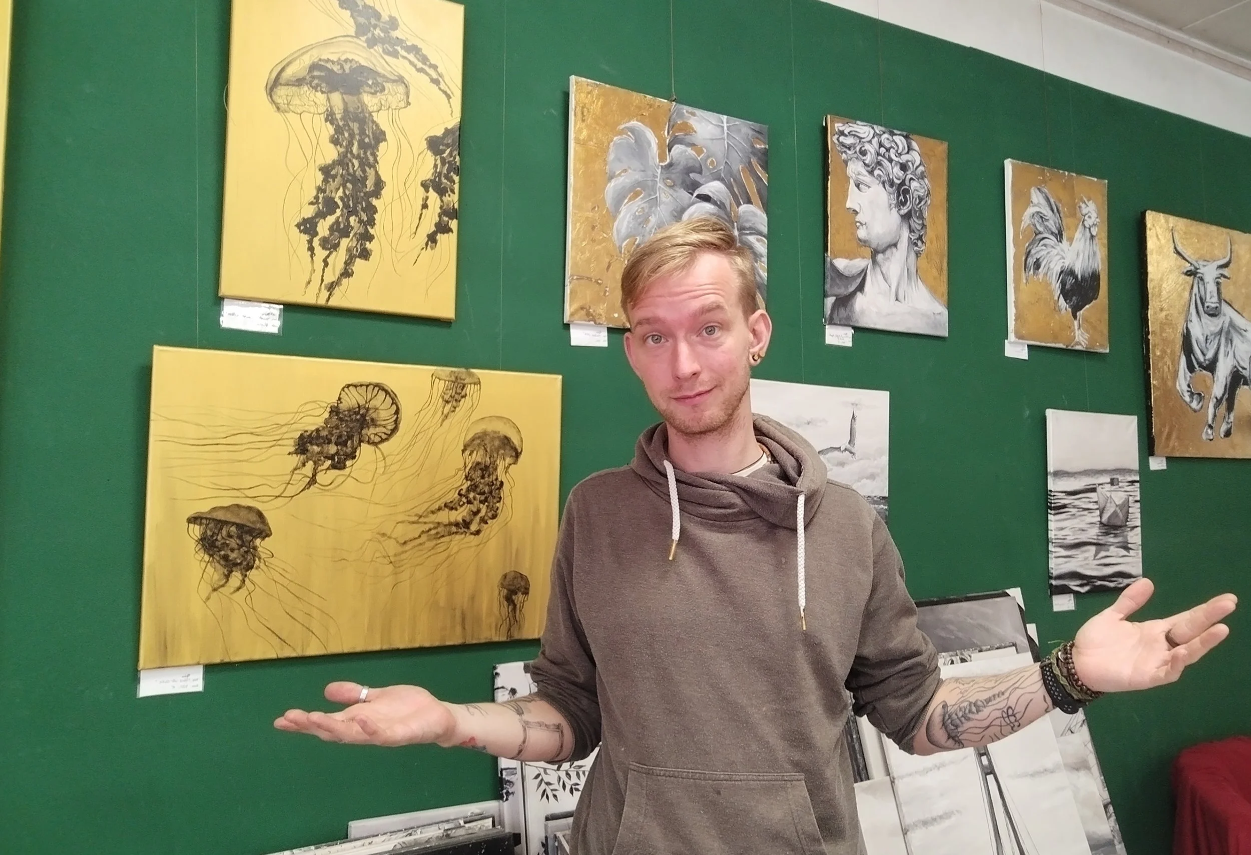 Dresdnder Künstler Ricardo Schwarz, im Atelier vor seiner grünen Bilderwand