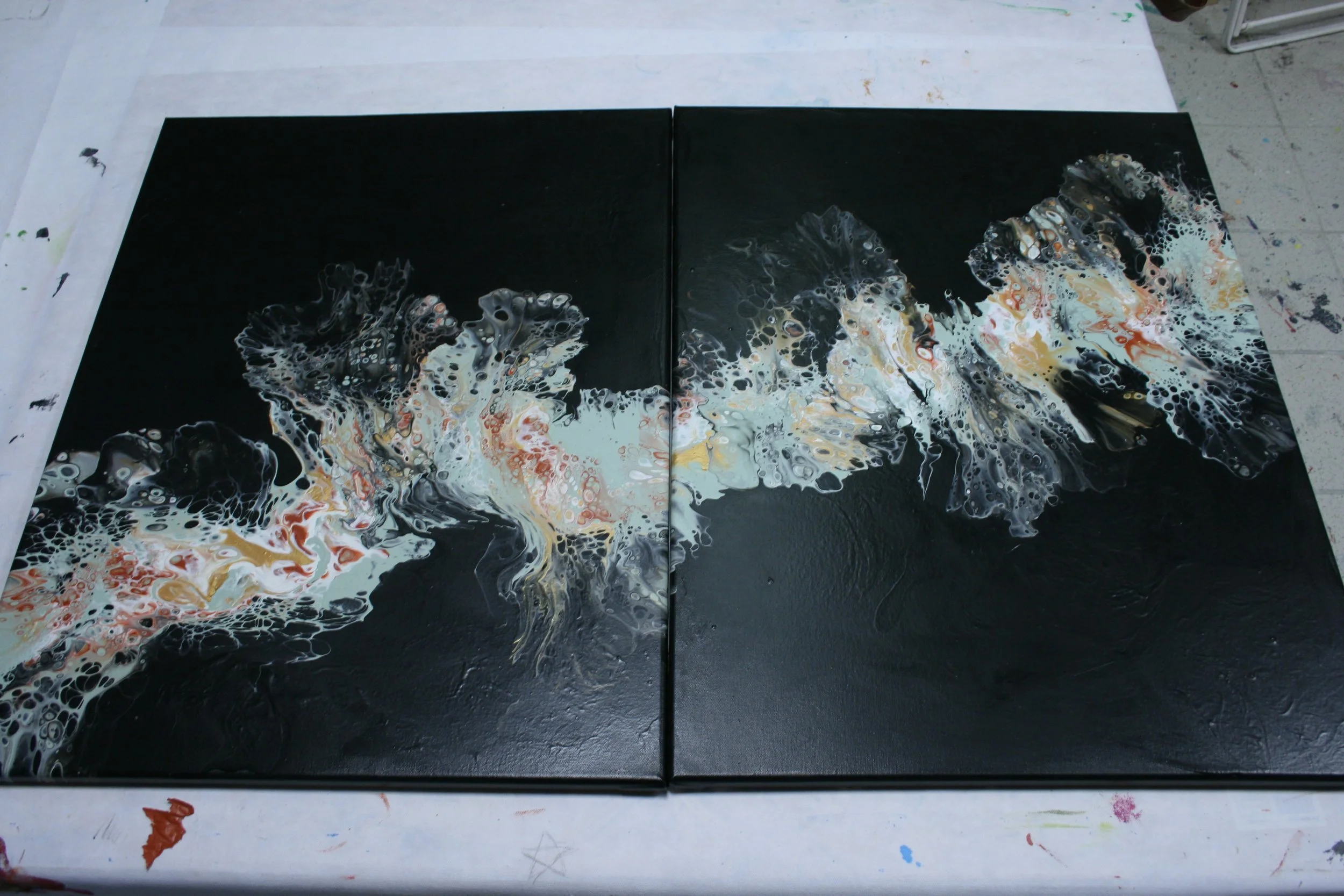 Detailaufnahme eines Pouring Diptychons in Schwarz, Grün und Gold