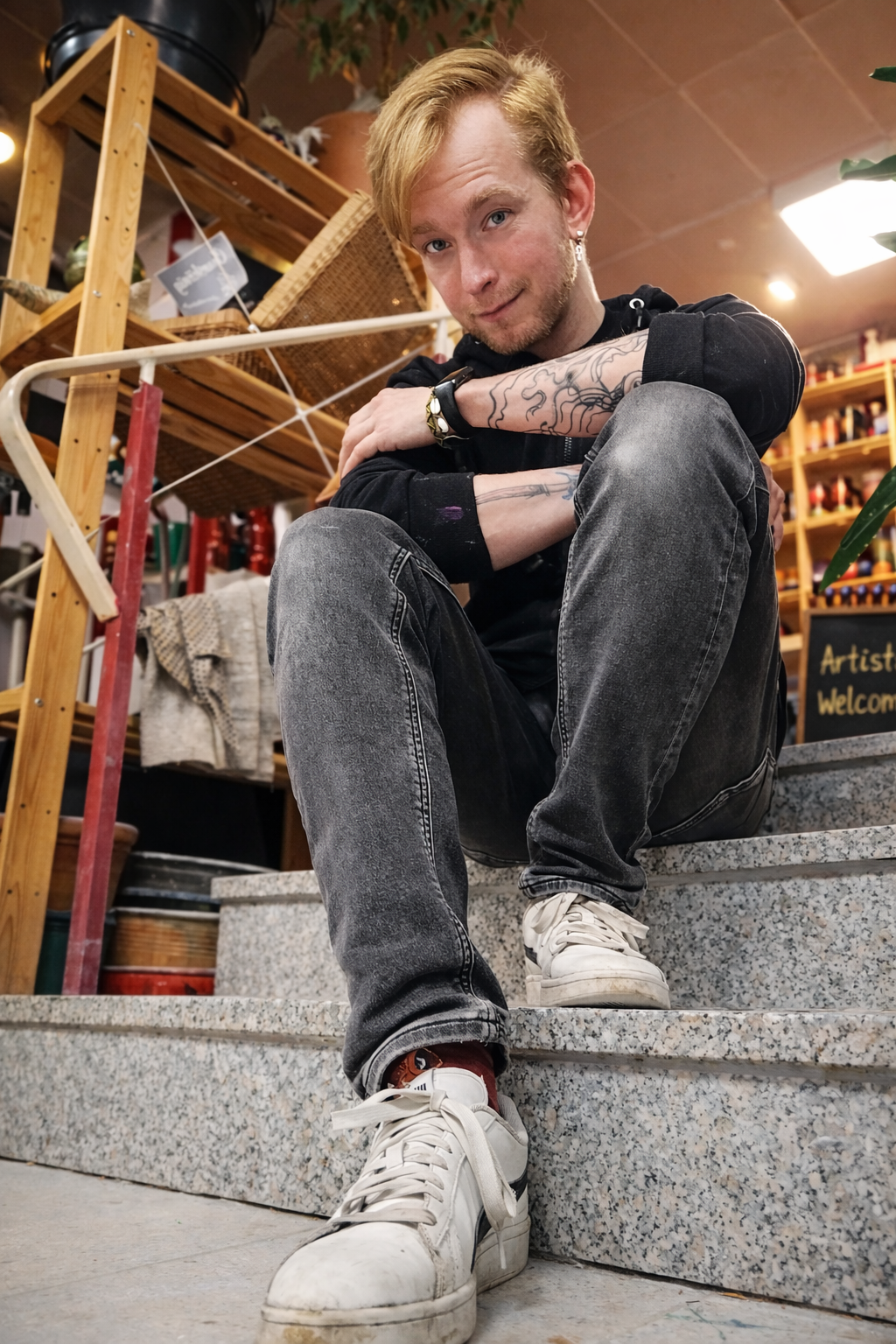 Künstler Ricardo Schwarz im Atelier