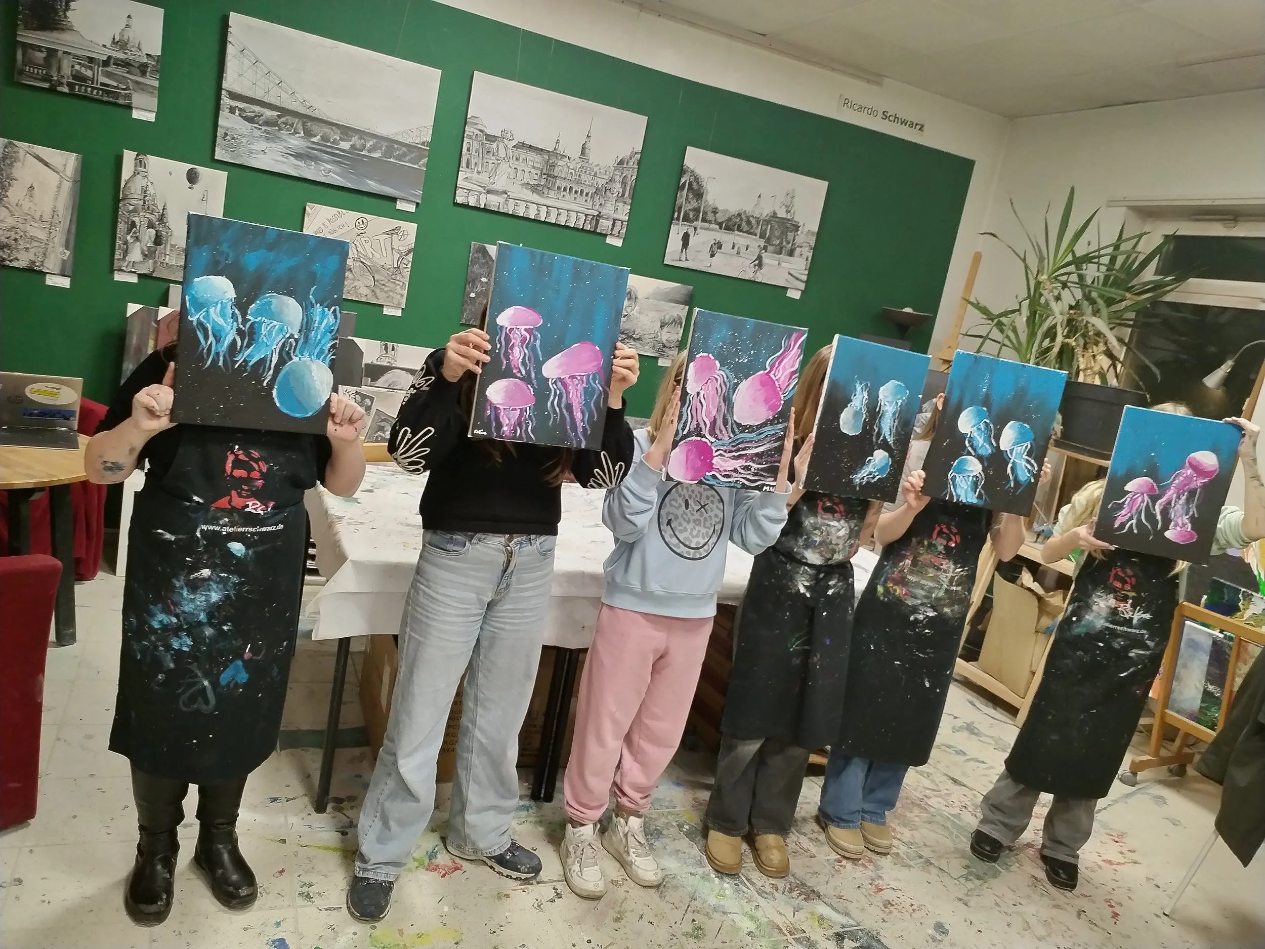 Zufriedene Kinder mit Ergebinssen nach Kinderkurs