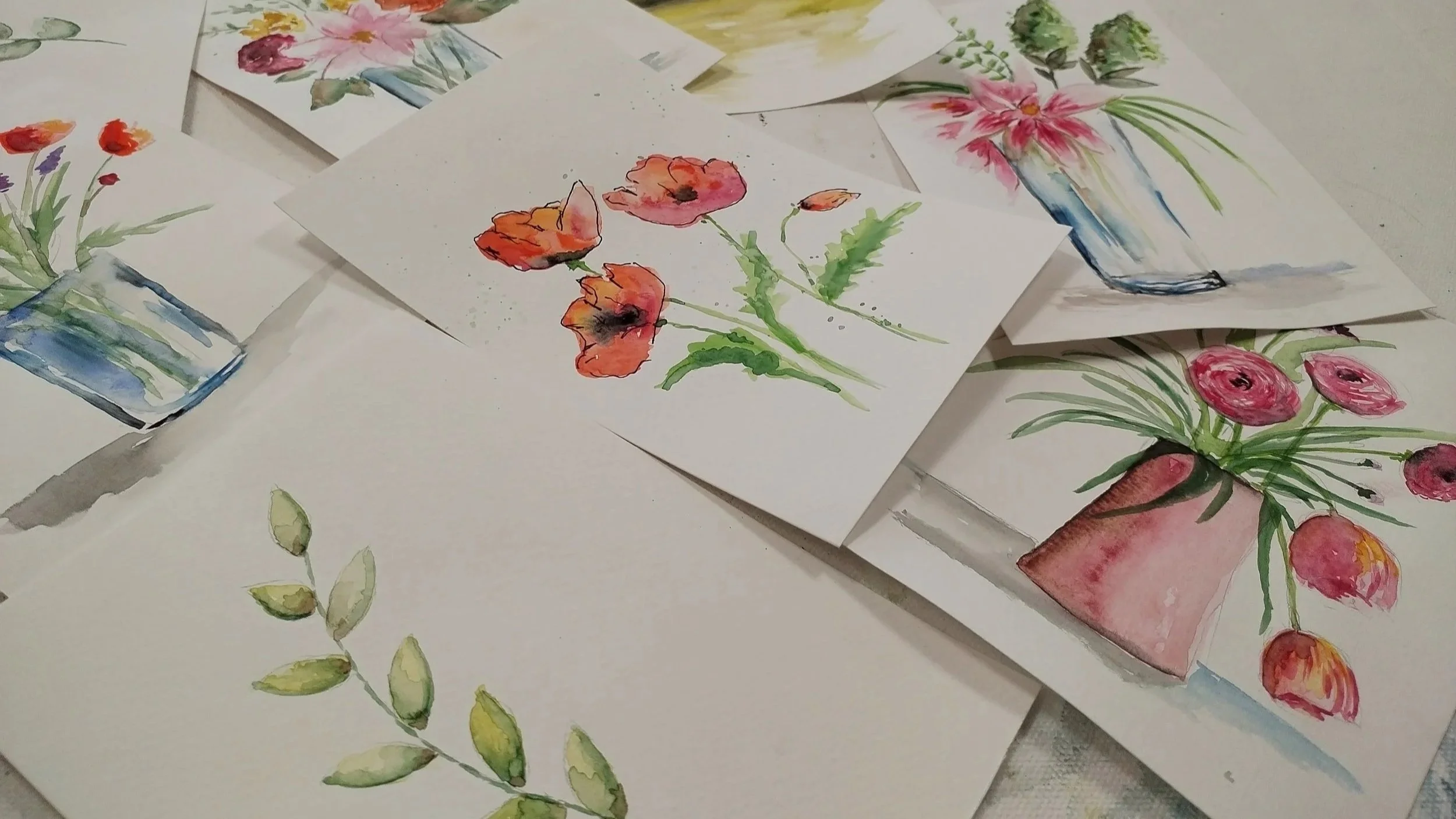 Stapel mit verschiedenen floralen Aqaurellzeichnungen