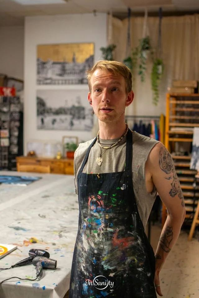 Künstler Ricardo Schwarz im Atelier