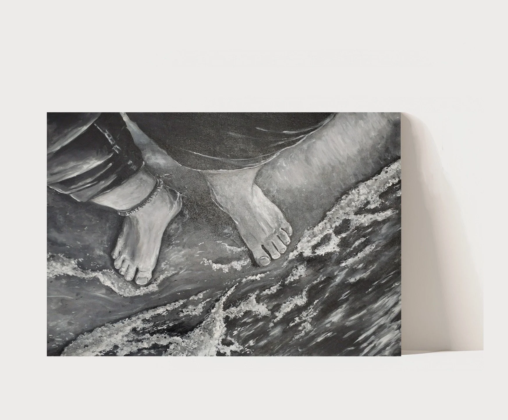 Füße, die von Wellen im flachen Wasser berührt werden, in reduzierter, kontrastreicher Malerei