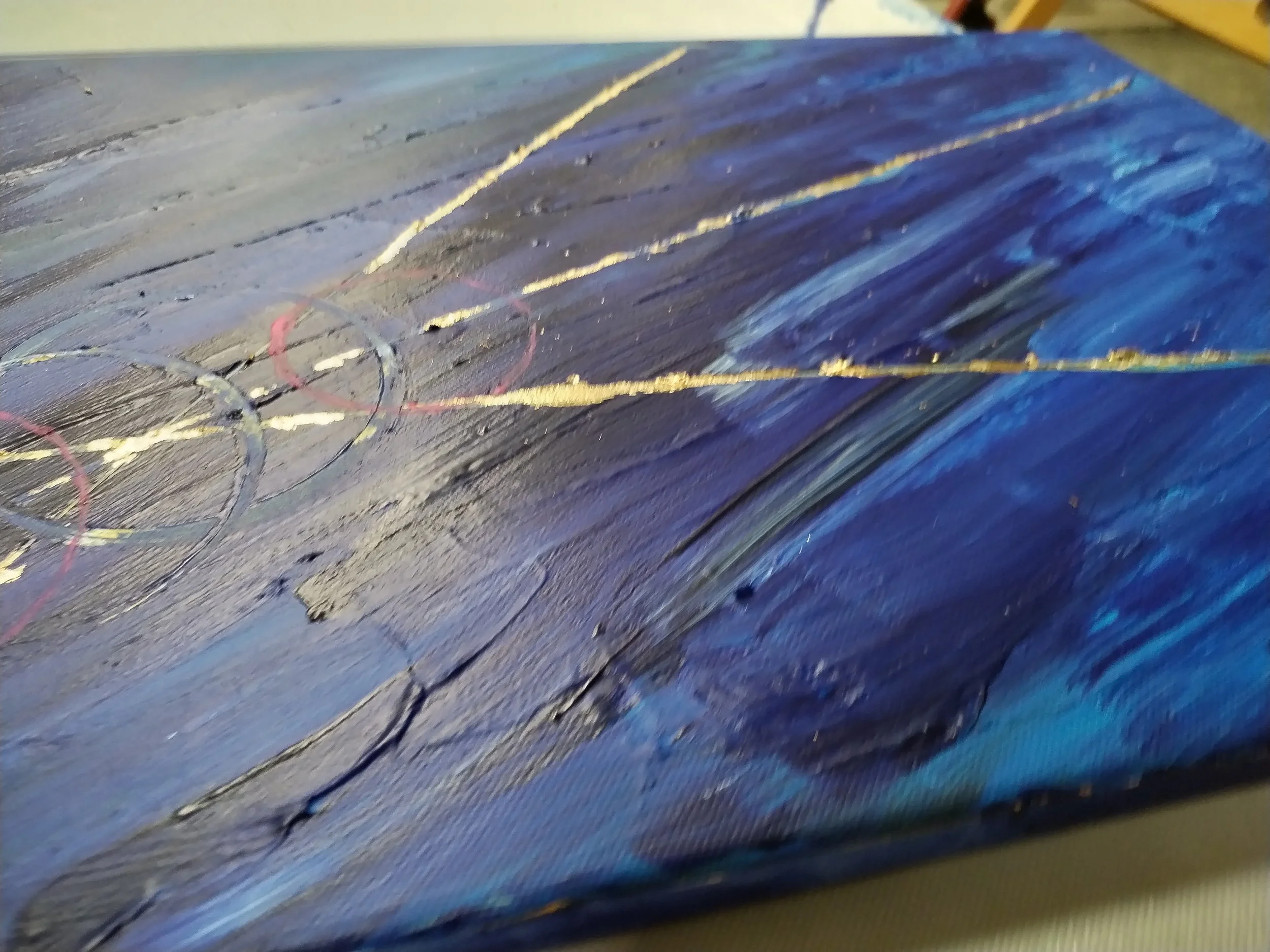 Detailaufnahme eines Abstrakten Bildes in Blau mit goldenen Adern